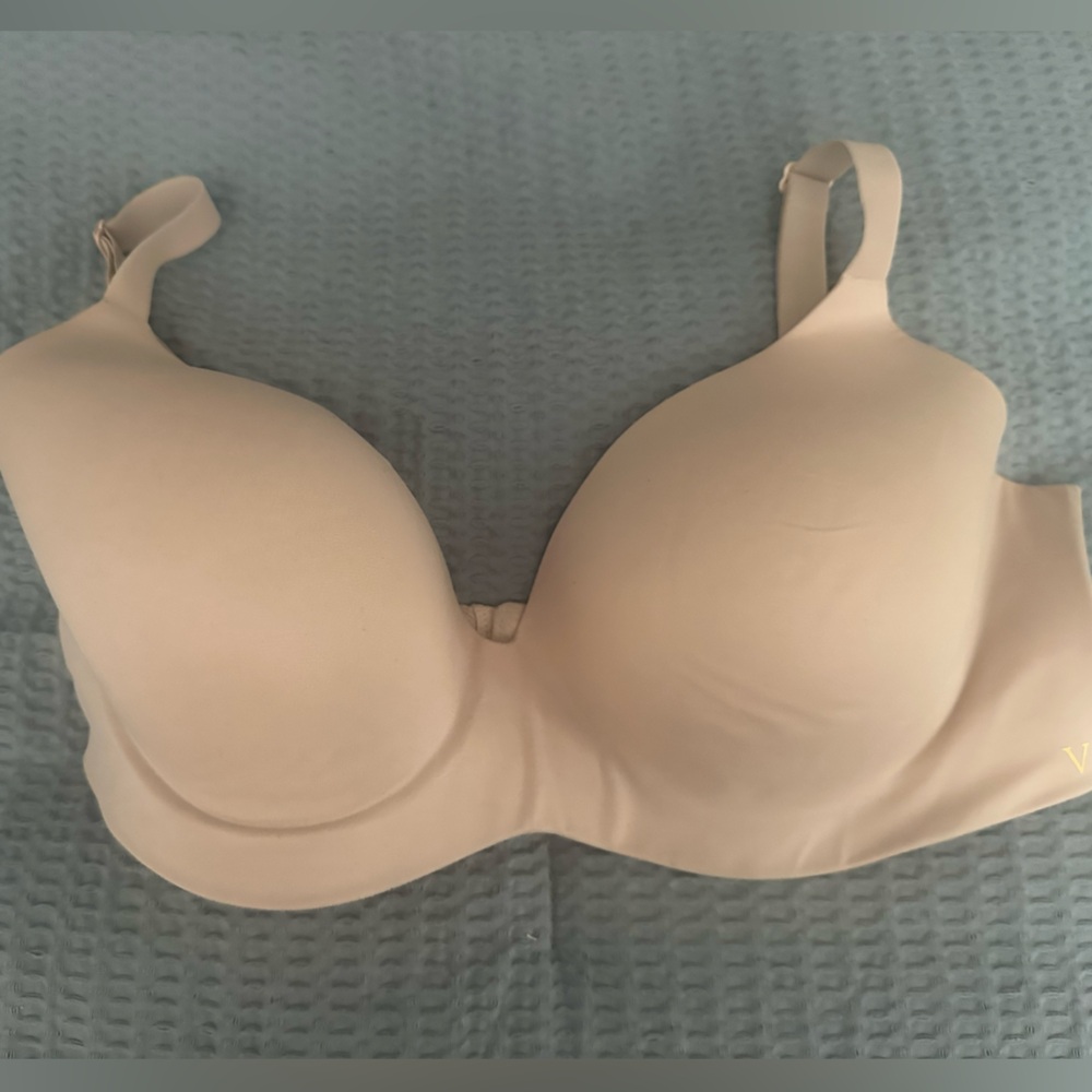 Victoria's Secret Body by Victoria Perfect
Coverage lightly lined bra size 36DD